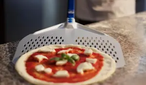 Pala per pizza rettangolare forata 36x36 in alluminio anodizzato - 3