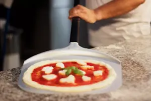 Pala per pizza rettangolare forata in alluminio 33x33 - 2